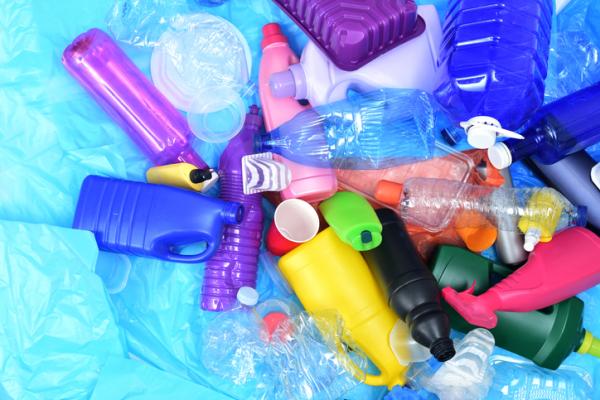Tres actos que abarcan varios aspectos de los envases: 1) cálculo y verificación del contenido de plástico reciclado en los envases; 2) criterios de sostenibilidad de las tecnologías de reciclado de plásticos; y 3) condiciones para importar materiales reciclados de plástico u objetos con contenido de plástico reciclado incorporado de terceros países (no pertenecientes a la UE)